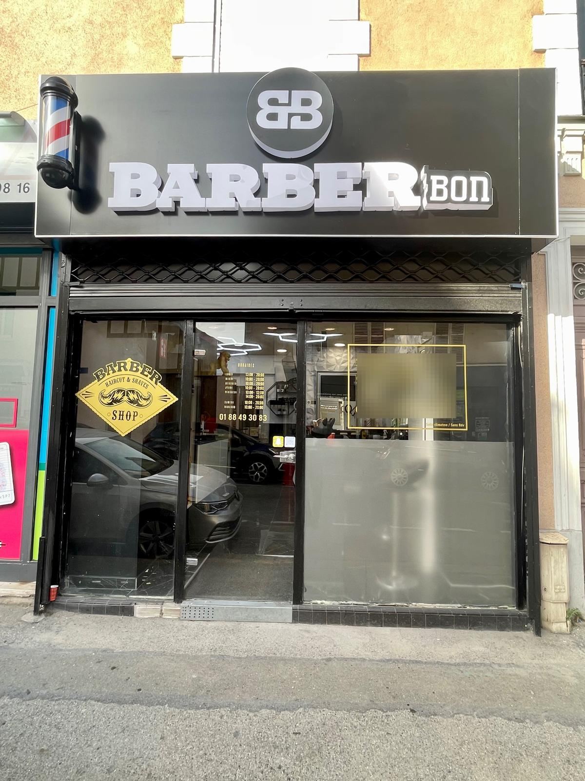 Façade du barber shop BARBER BON au 19 avenue Outrebon à Villemomble, avec enseigne BB et enseigne lumineuse