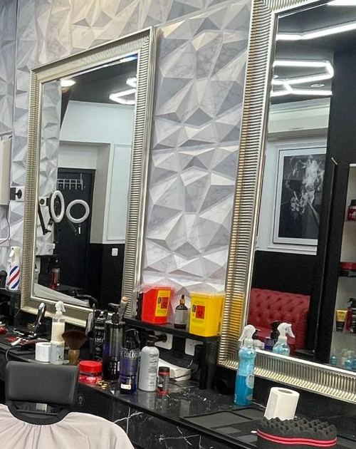 Postes de coiffure avec grands miroirs à cadre argenté et mur en relief 3D