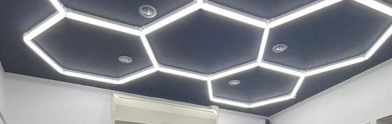 Plafond lumineux hexagonal du salon BARBER BON