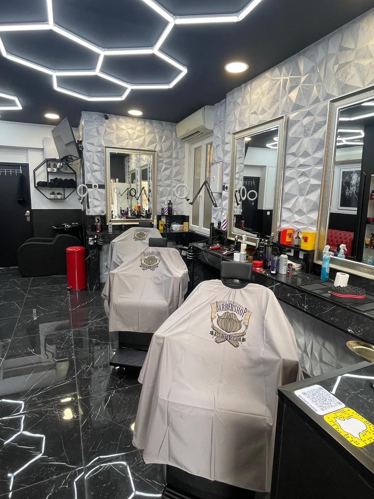 Intérieur du salon BARBER BON à Villemomble : fauteuils de barbier, grands miroirs et plafond lumineux hexagonal